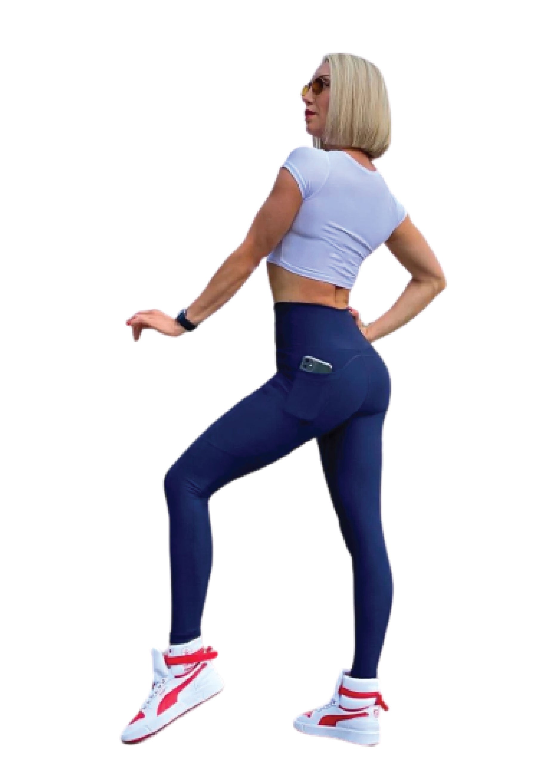 Person in Sportbekleidung, die ein Lismina 1006-T-Shirt in Weiss, marineblaue Leggings und rot-weiße Turnschuhe auf weißem Hintergrund trägt.