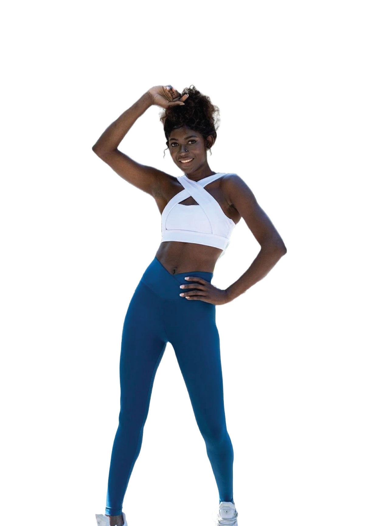 Person in Lisminas 1096 Ve Waist Petrolblau-Leggings und einem weißen Oberteil, mit einer Hand auf der Hüfte und der anderen im Haar.