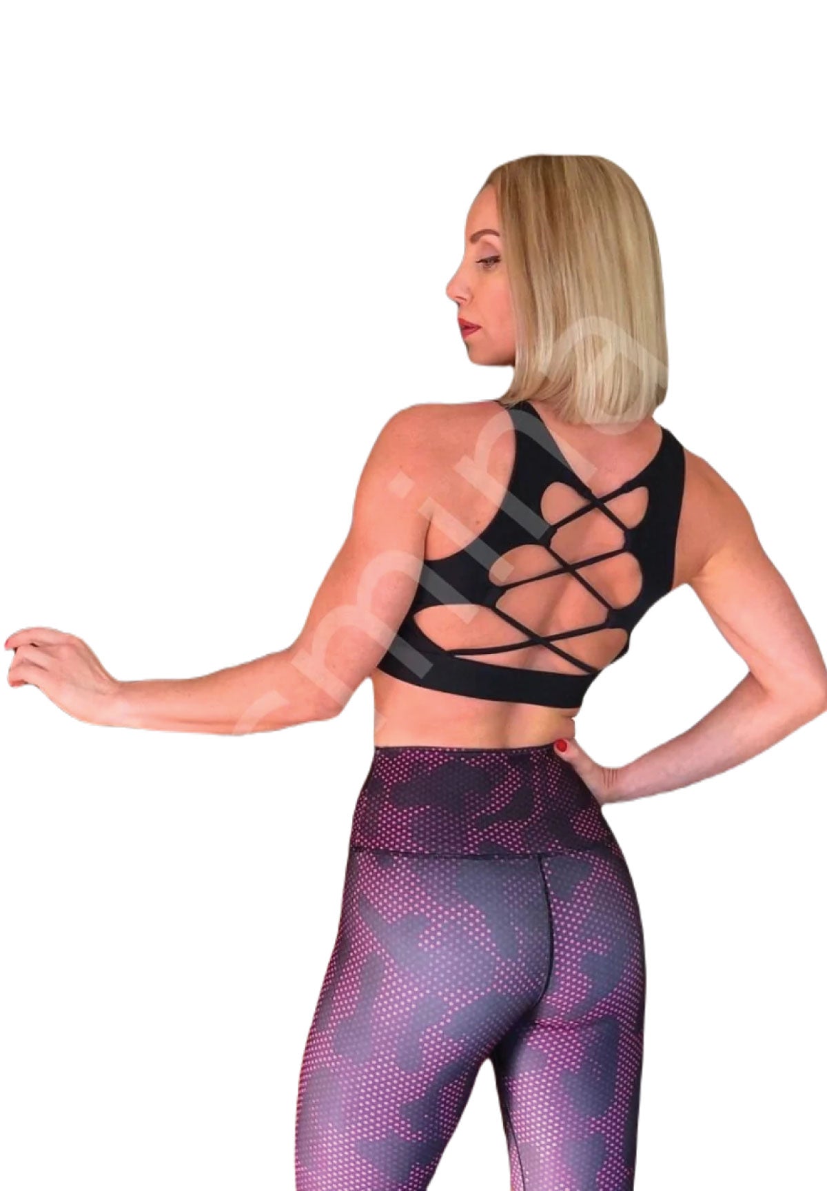 Einzelperson in einem gestreiften Sport-BH Lismina 149, schwarzes Riemchendesign, mit lila Leggings auf minimalistischem Hintergrund.