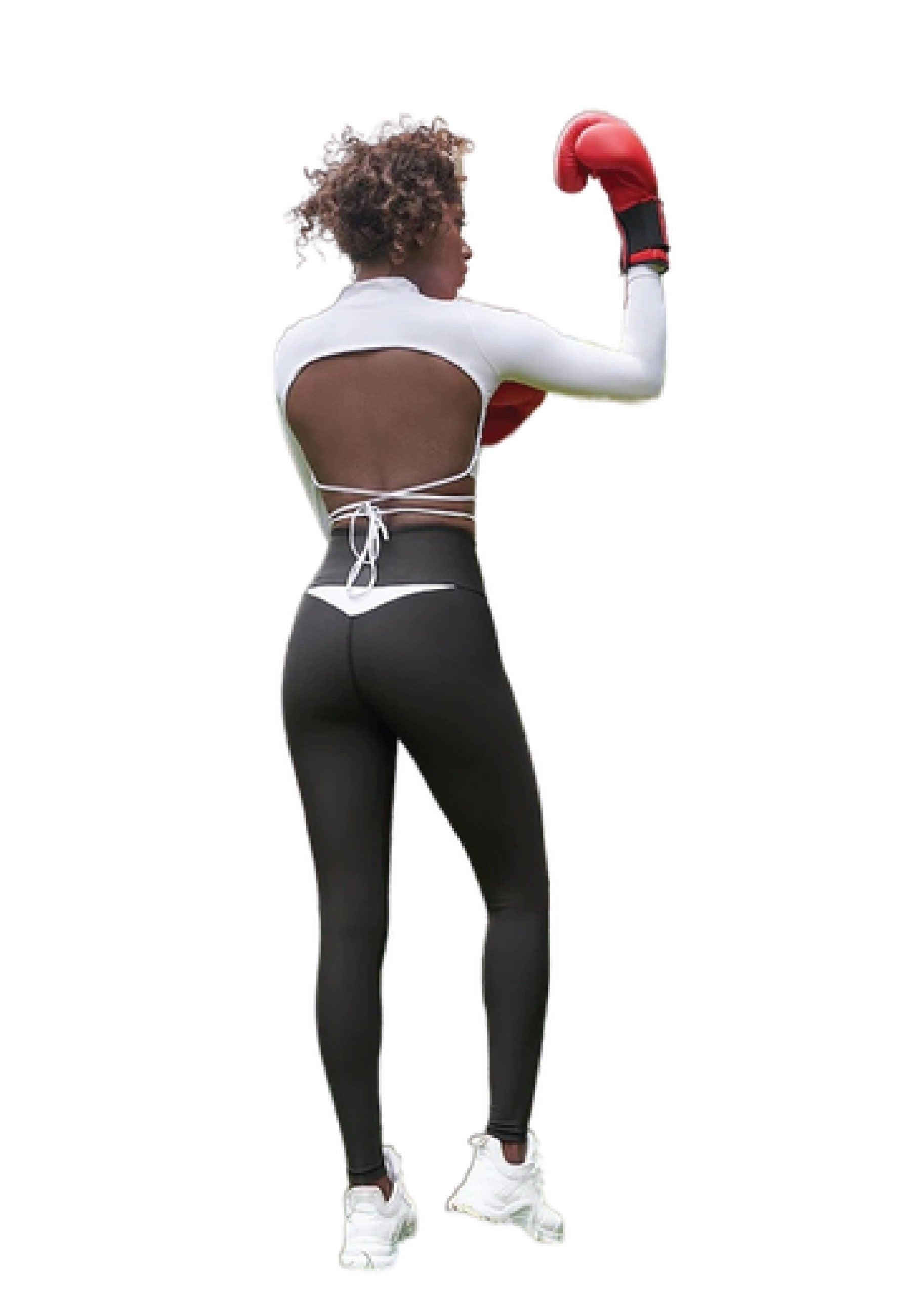 Eine Person mit lockigem Haar in einem Lismina 067 T-Shirt in Weiss und Boxhandschuhen präsentiert mit dem Rücken zu ihr einen sexy Look.