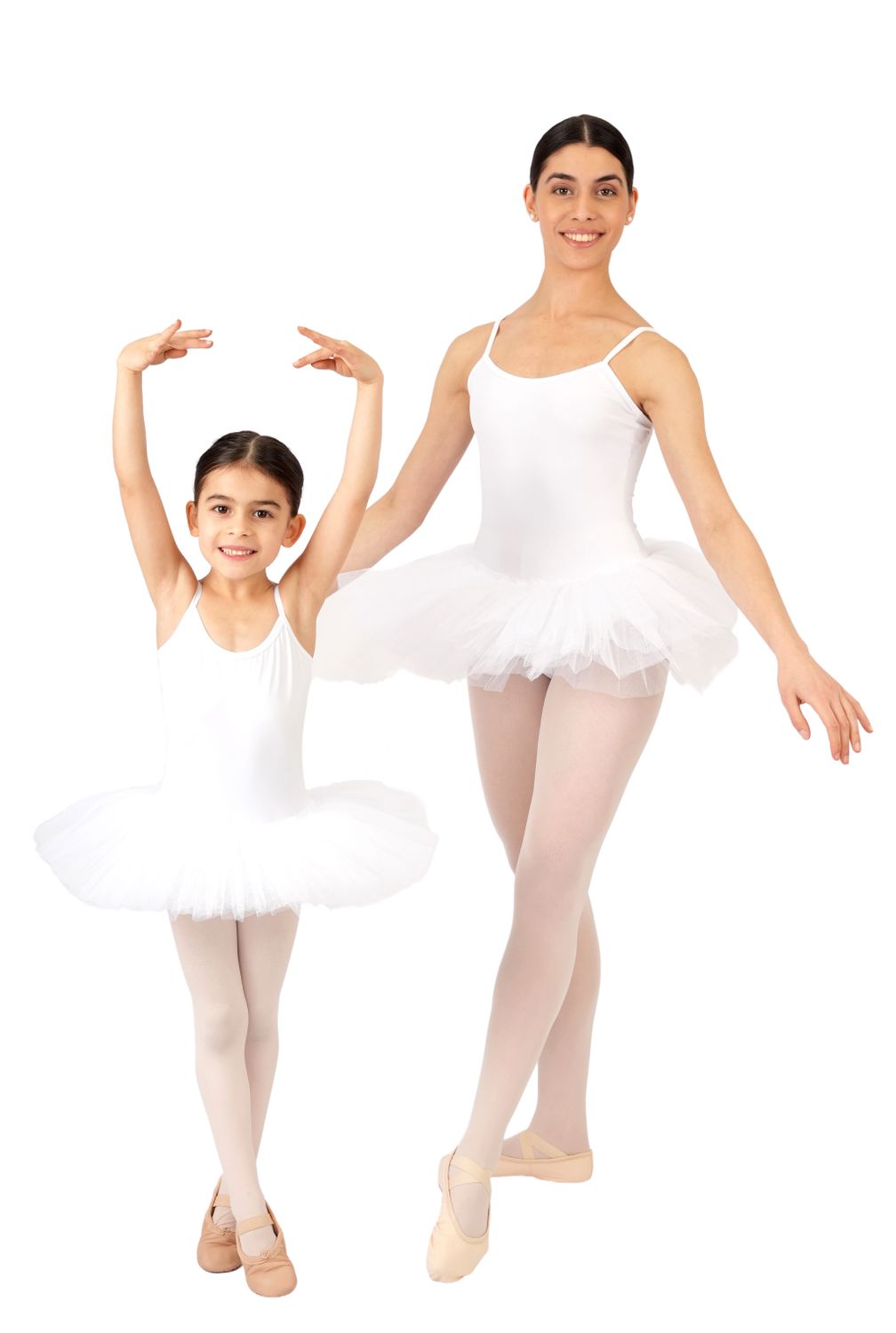 Ballerinas für Erwachsene und Kinder in Rumpfs R3105 Tutu und Body in Weiß posieren anmutig vor weißem Hintergrund.