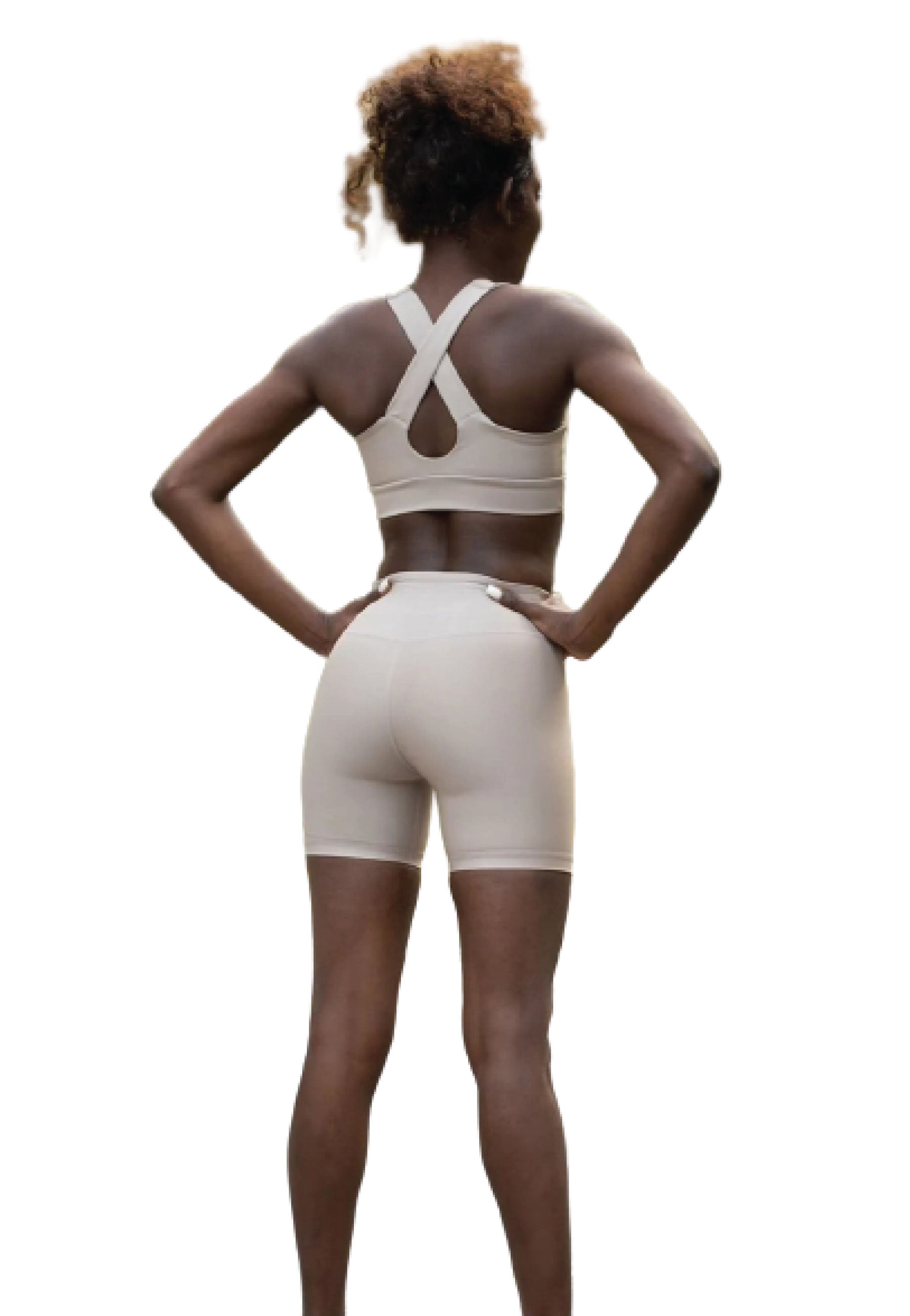 Person im Lismina 209 Single Crossed Sport Bra in Beige und Shorts , Hände stehend auf Hüften, rückseitig betrachtet.