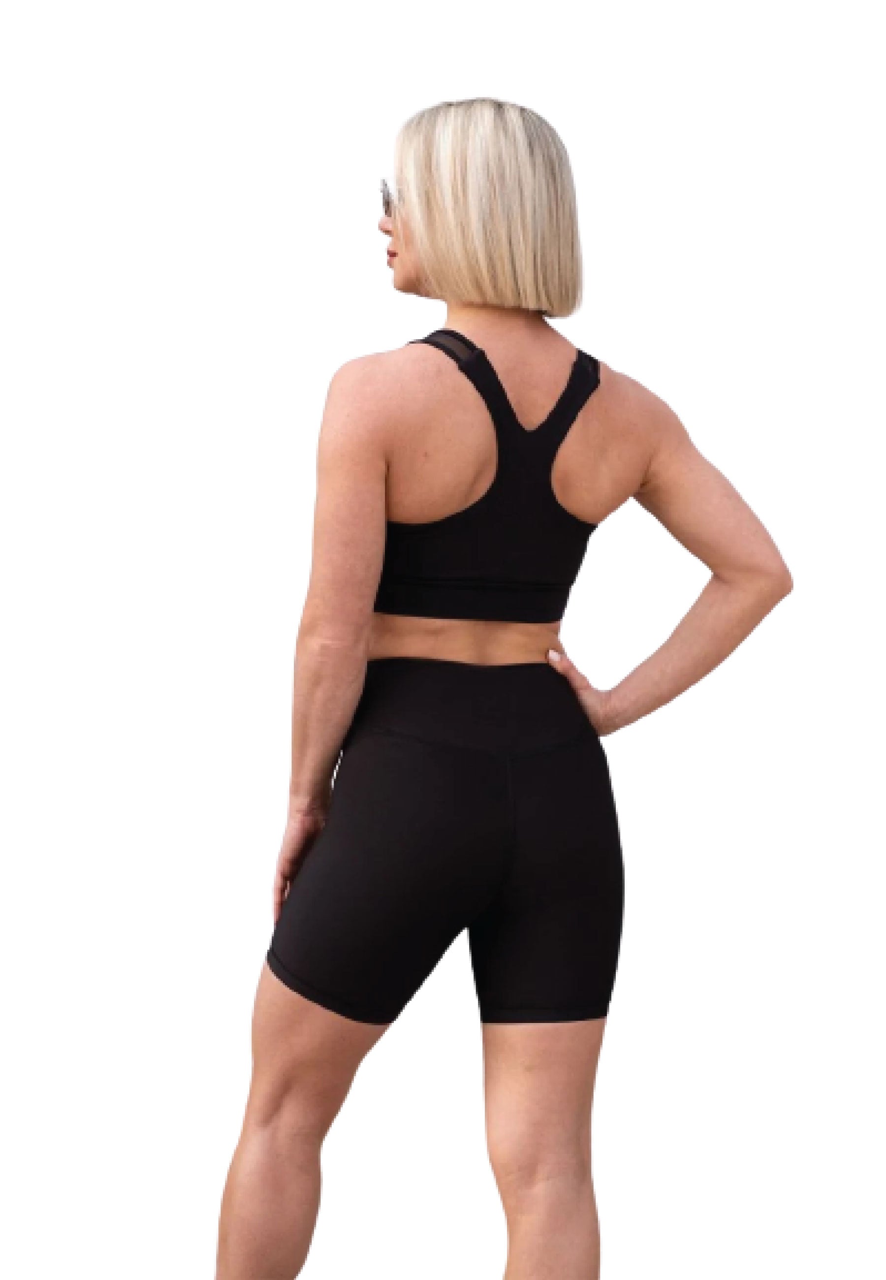 Frau in Lisminas 7001 Midi Short in Schwarz und Sonnenbrille, posiert vor einem weißen Hintergrund.