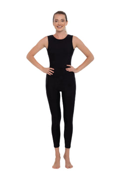 Eine Person im Esmeralda Mia Jumpsuit in Schwarz steht lächelnd mit den Händen in den Hüften da und ist bereit zum Tanzen.