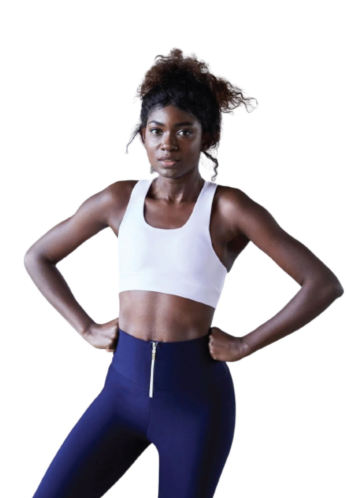 Person mit den Händen auf den Hüften in einem weißen Sport-BH und Lisminas 1050 Zipper Leggings in Navy Blau auf weißem Hintergrund.
