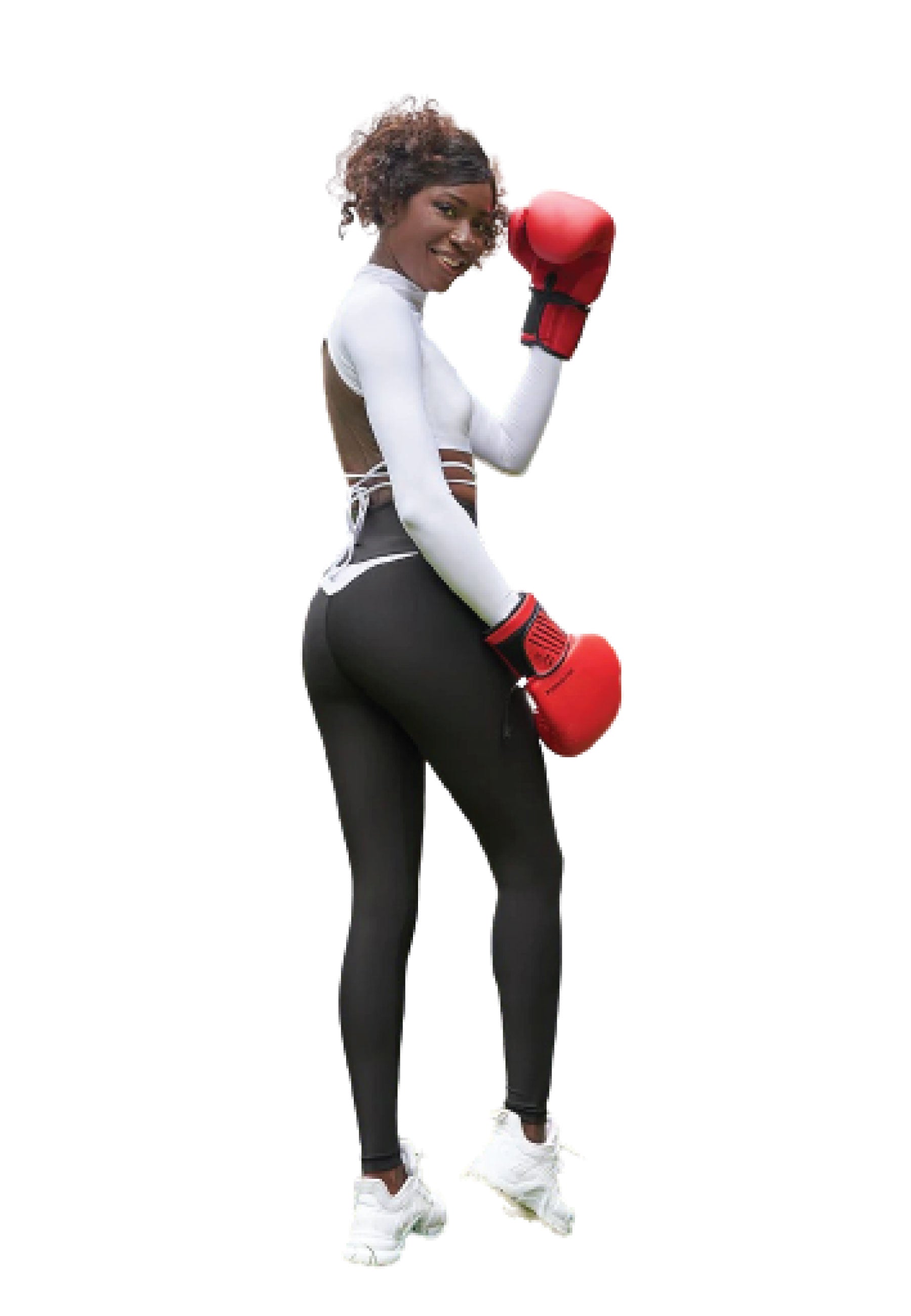 Frau im T-Shirt 067 Weiss von Lismina posiert selbstbewusst mit roten Boxhandschuhen und lächelt in Sportkleidung.