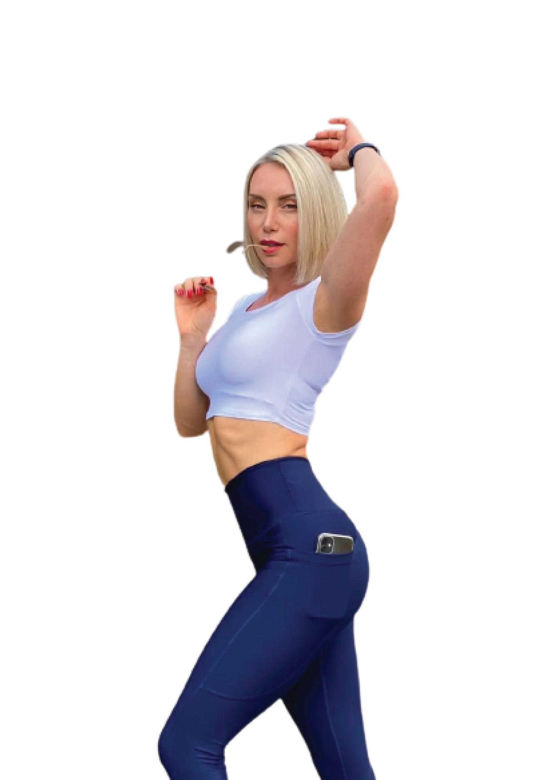 Person in Lisminas 1006-T-Shirt in Weiß und blauen Leggings posiert selbstbewusst, das Telefon in der Tasche.