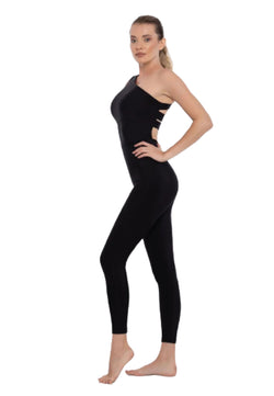 Eine Person im Esmeralda Helen Jumpsuit in Schwarz posiert auf einem Bein vor einem weißen Hintergrund.