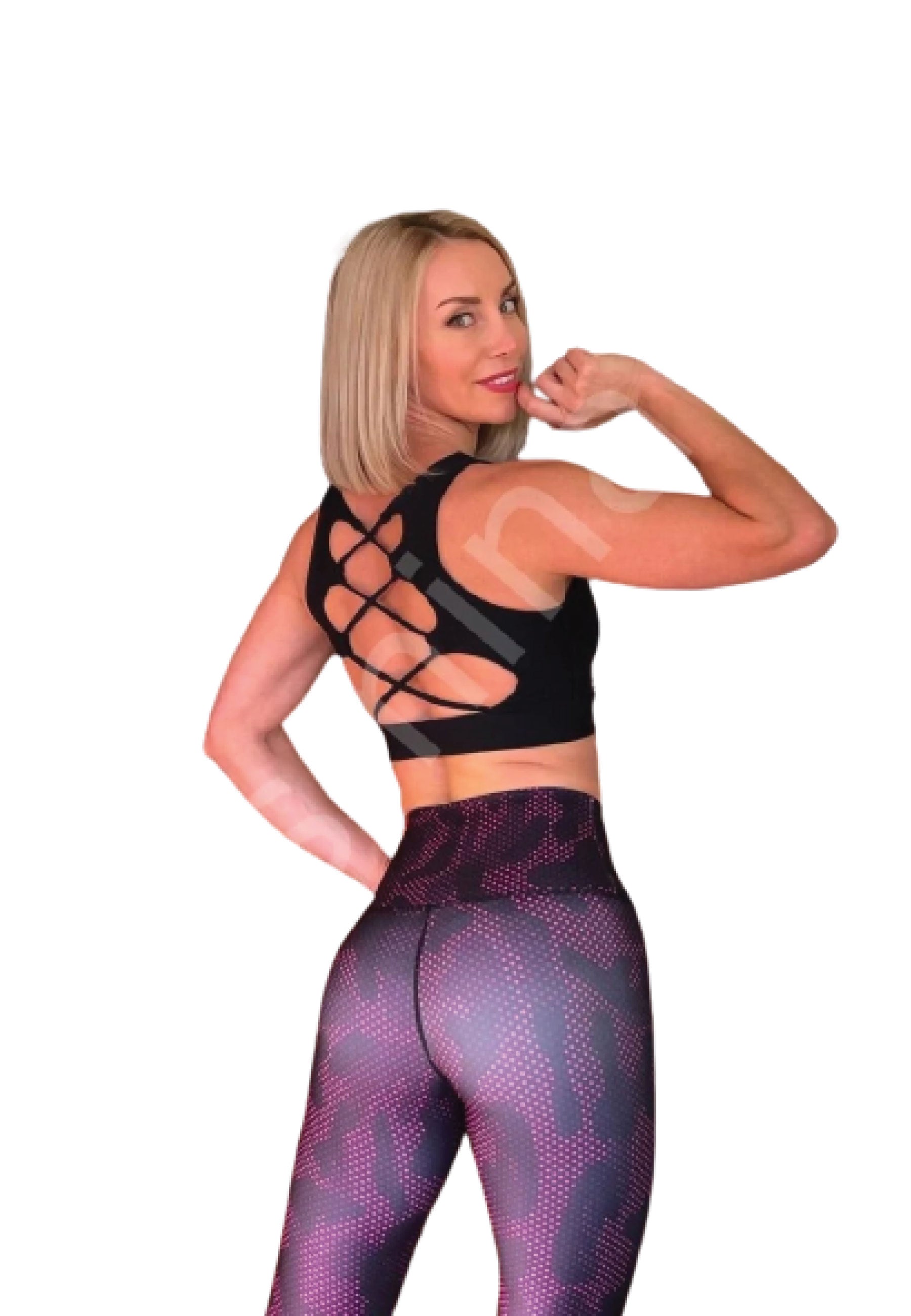 Frau im gestreiften Sport-BH 149 von Lismina in Schwarz posiert selbstbewusst vor weißem Hintergrund.