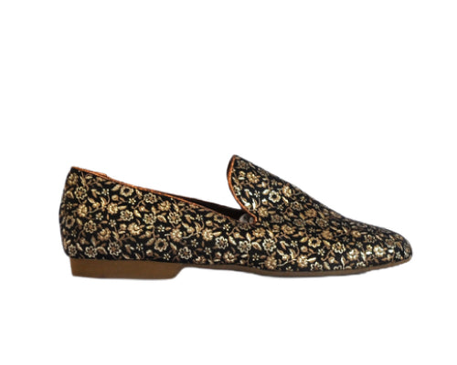 Lidmags 637 Mocassino Gold Kate: Schwarze Slipper mit goldenem Blumenmuster auf weißem Hintergrund.