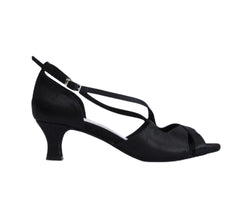 736 Tanzschuhe aus schwarzem Satin von Dancing Queens; Riemchensandalen, offene Zehenpartie, niedriger Absatz, Seitenansicht auf weißem Hintergrund.