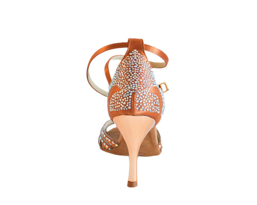 Rückansicht der 743 Tanzschuhe von Lidmag in Flesh Satin Strass mit Riemen vor weißem Hintergrund.