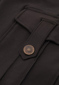 Nahaufnahme der 1122 Cargo-Leggings von Lismina in Schwarz mit Taschen und schlanker Silhouette.