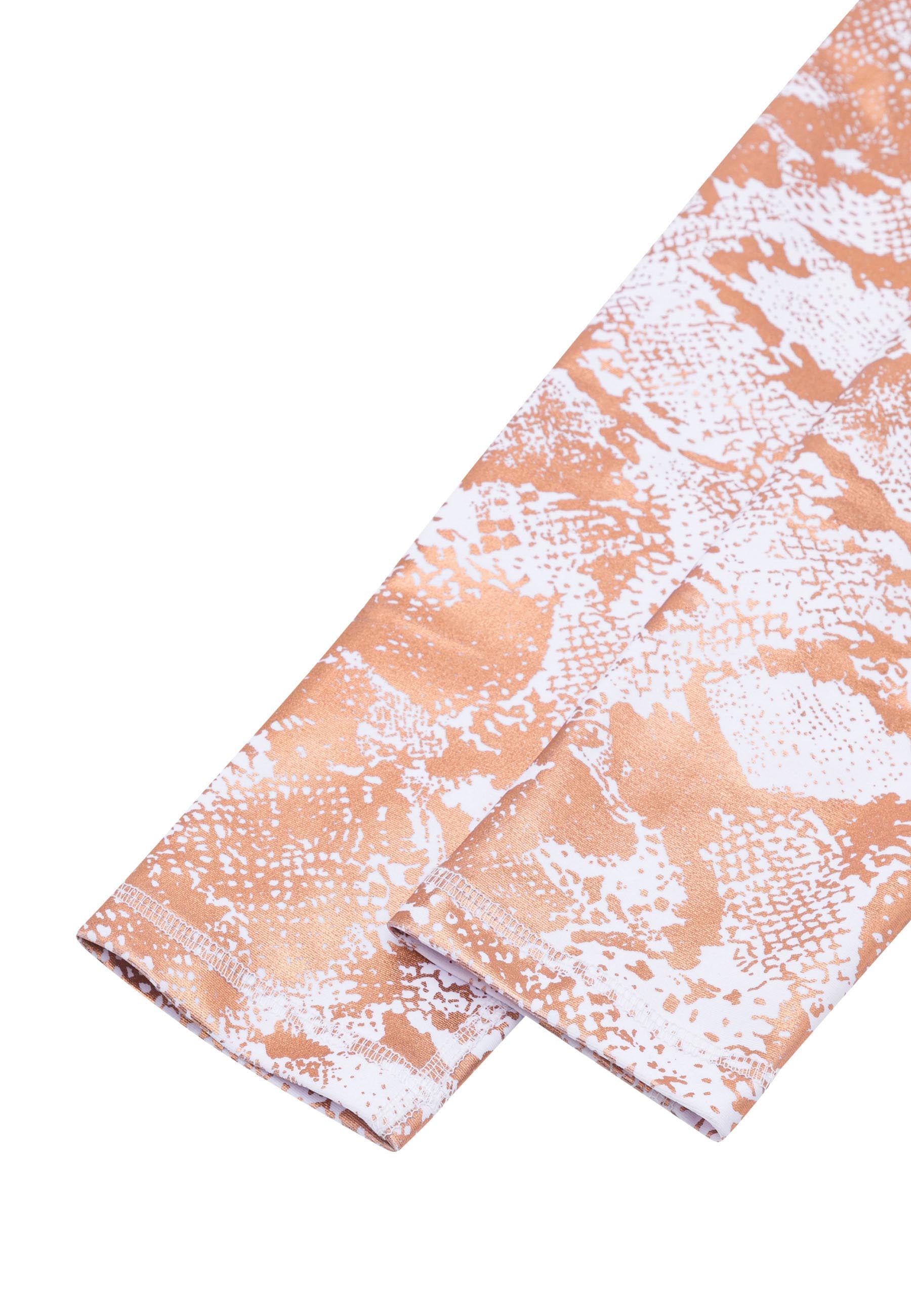 Nahaufnahme der High-Waist-Leggings Lismina 1137 in Lederoptik in Gold und Weiß mit abstraktem, strukturiertem Design.