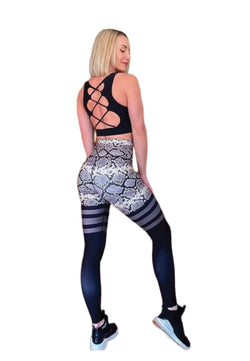 Person posiert in Lismina 892 Leggings mit extra hoher Taille, grünem Schlangenmuster und Sportkleidung mit überkreuztem Rücken.