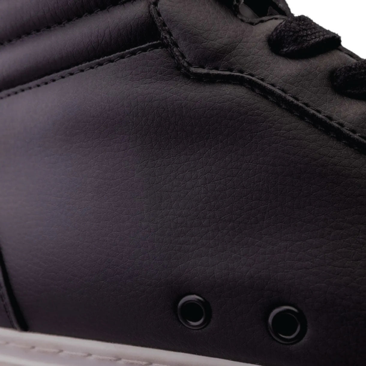 Nahaufnahme von Fuego High-Top Dance Sneakers in Schwarz/Weiß mit hervorgehobener Textur und stoßabsorbierender Innensohle.