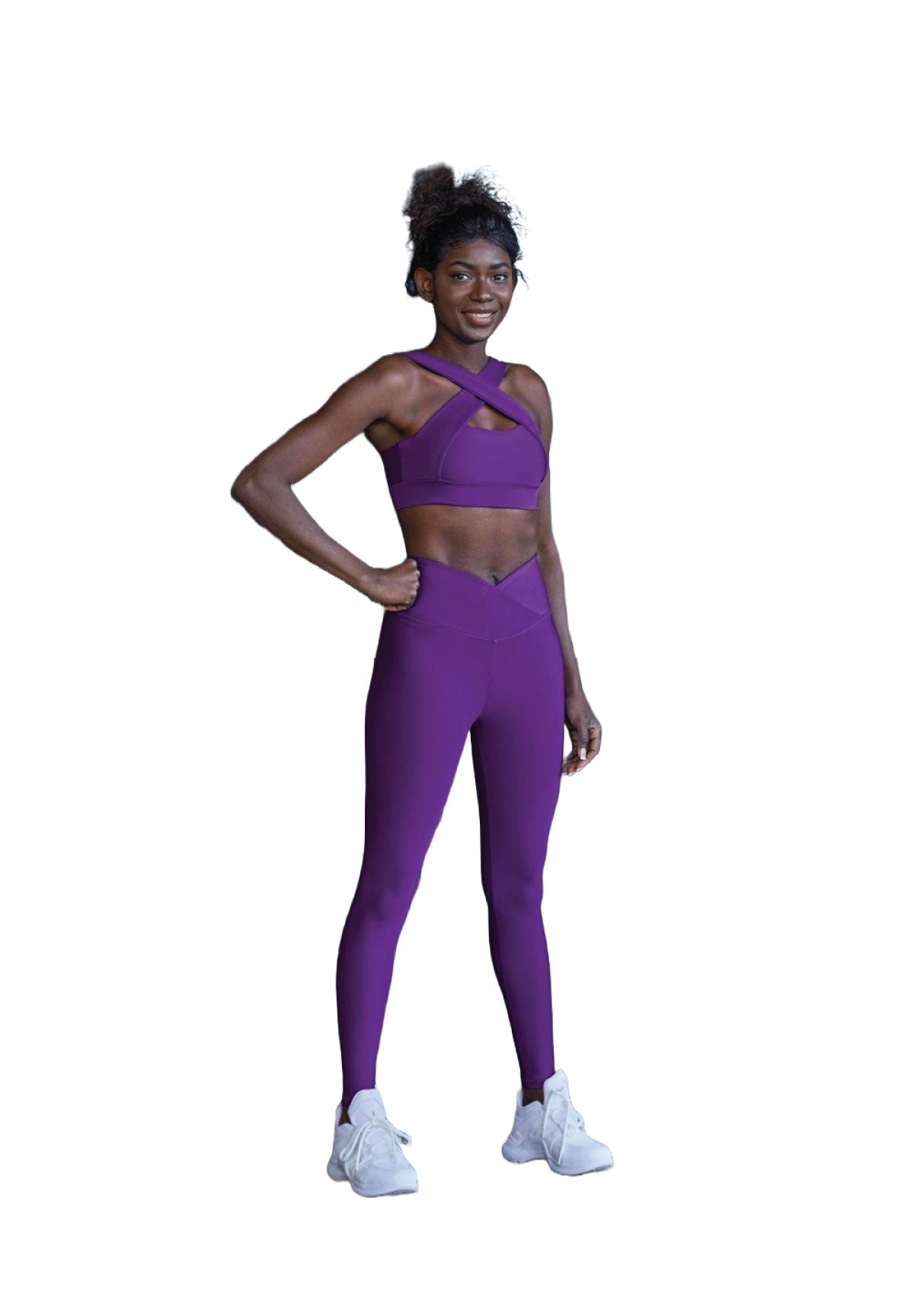 Lisminas 1042 Extra High Waist Leggings in Violett, mit einem Lächeln getragen, die Hand auf der Hüfte, vor einem weißen Hintergrund.