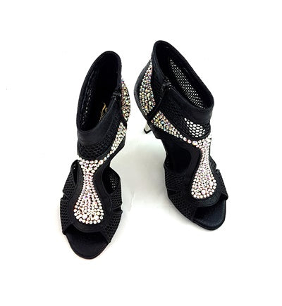 Aludra Tanzschuhe von Dancing Queens in Schwarz: Schwarzes Mesh mit goldenem Absatz und funkelnden Strassverzierungen.