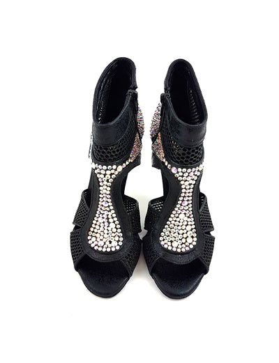 Schwarze, offene „Aludra Tanzschuhe“ von Dancing Queens, goldener Absatz, Strasssteine auf weißem Hintergrund.