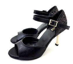 Alya Tanzschuhe von Dancing Queens: Schwarze glitzernde Absätze, offene Zehen, goldene Schnalle und gepolstertes Fußbett.