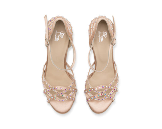 Cremefarbene Satin-Pumps mit offener Spitze, überkreuzten Riemchen und Swarovski-Steinen von Dancing Queens für einen schillernden Touch.