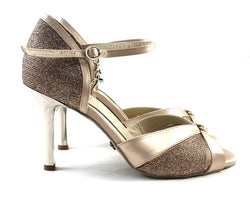 Carina Tanzschuhe in Flesh von Dancing Queens, elegante High Heels mit glitzernden Akzenten und Fesselriemchen.