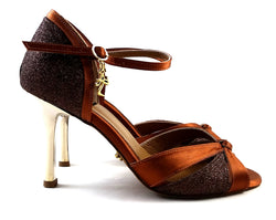 Carina Tanzschuhe in Bronze von Dancing Queens: Braune Pumps mit Fesselriemchen, Glitzerabsatz & Schleife, versprühen Eleganz.