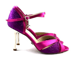 Fuchsiafarbene Carina Tanzschuhe von Dancing Queens mit rosa Riemchen und einem glänzenden silbernen Stilettoabsatz.