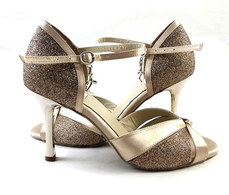 Die Carina-Tanzschuhe von Dancing Queens in Flesh mit Knöchelriemen strahlen Eleganz auf einem makellosen weißen Hintergrund aus.