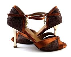 Die bronzefarbenen Carina Tanzschuhe von Dancing Queens mit Knöchelriemen zeugen von klassischer Eleganz.