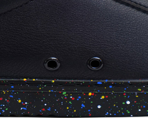 Nahaufnahme der Fuego Low-Top-Tanz-Sneakers in Ataca Black mit bunter Sohle und Belüftungslöchern.