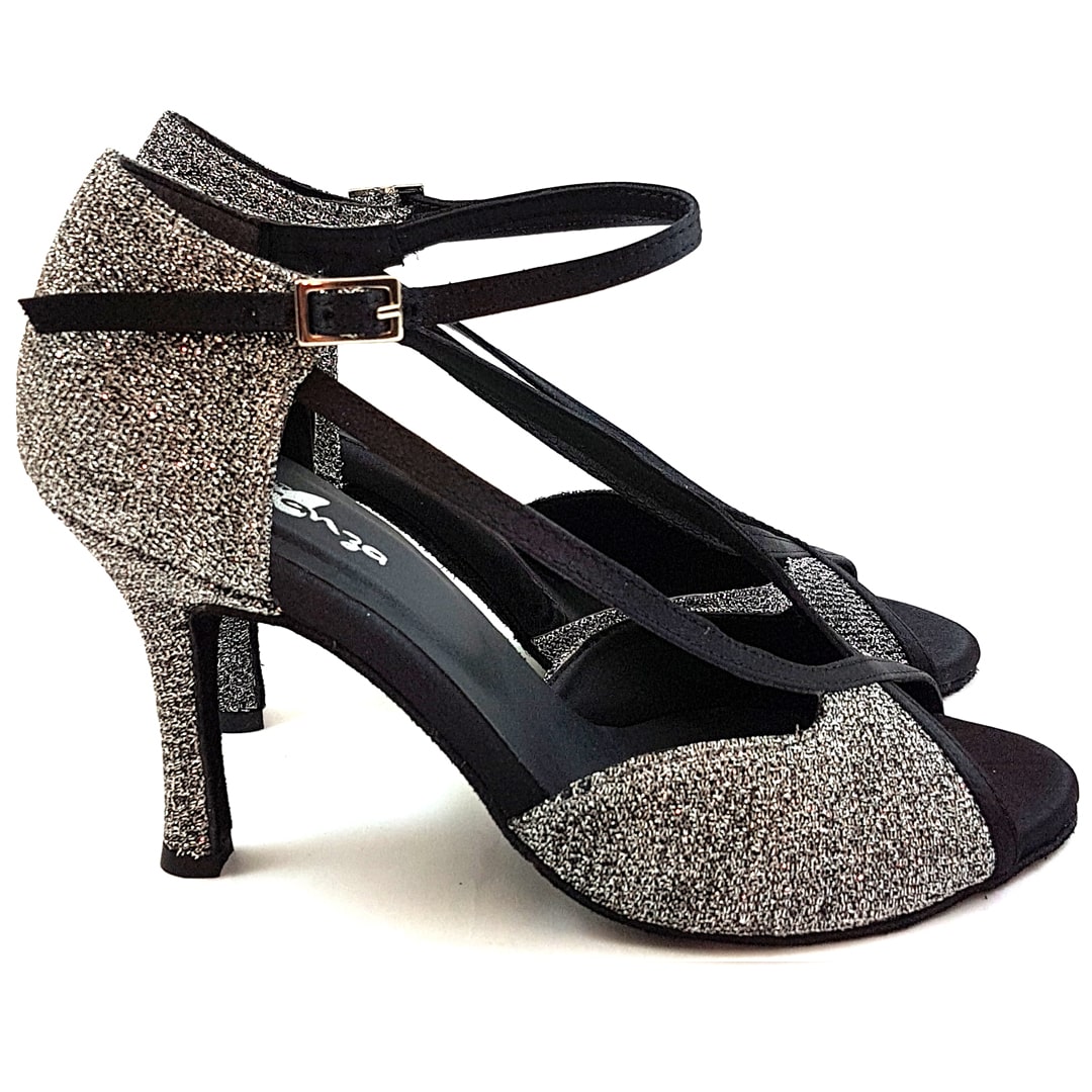 Dancing Queens‘ ESP07: Silberne Tanzschuhe mit hohen Absätzen, schwarzen Fesselriemchen und offenen Zehen.