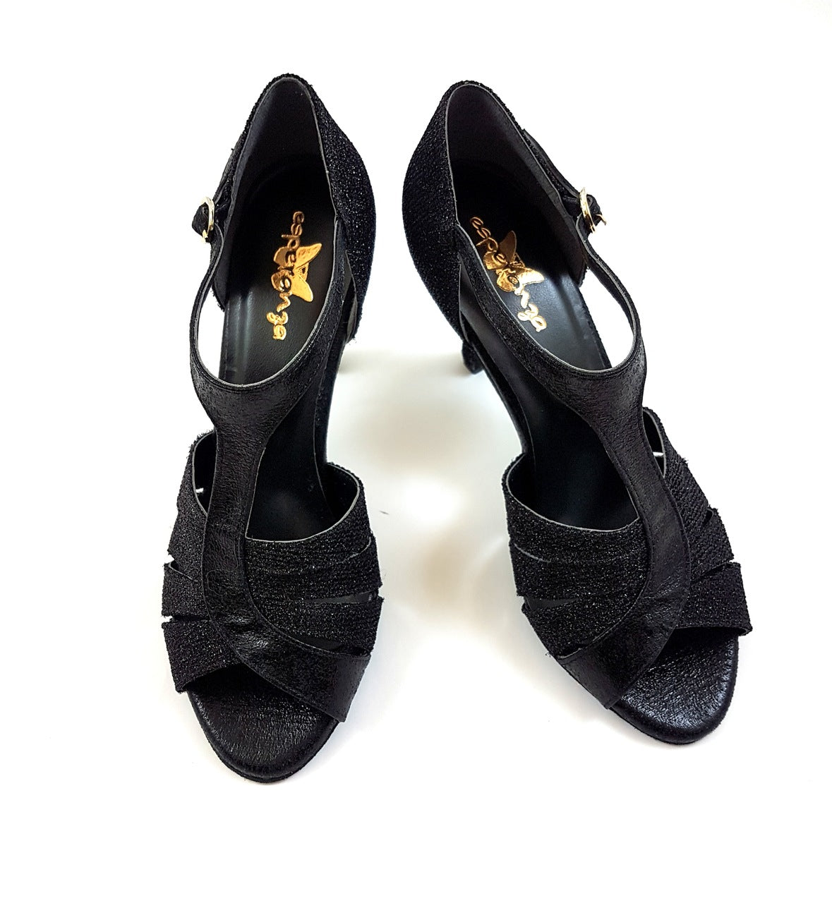 Schwarze High Heels mit offener Spitze, Knöchelriemen und strukturierter Oberfläche ähneln den ESP09-Tanzschuhen von Dancing Queens.