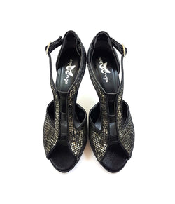 ESP11 Tanzschuhe in Schwarz von Dancing Queens mit strukturierten Mustern, Knöchelriemen und offenem Zehenbereich.