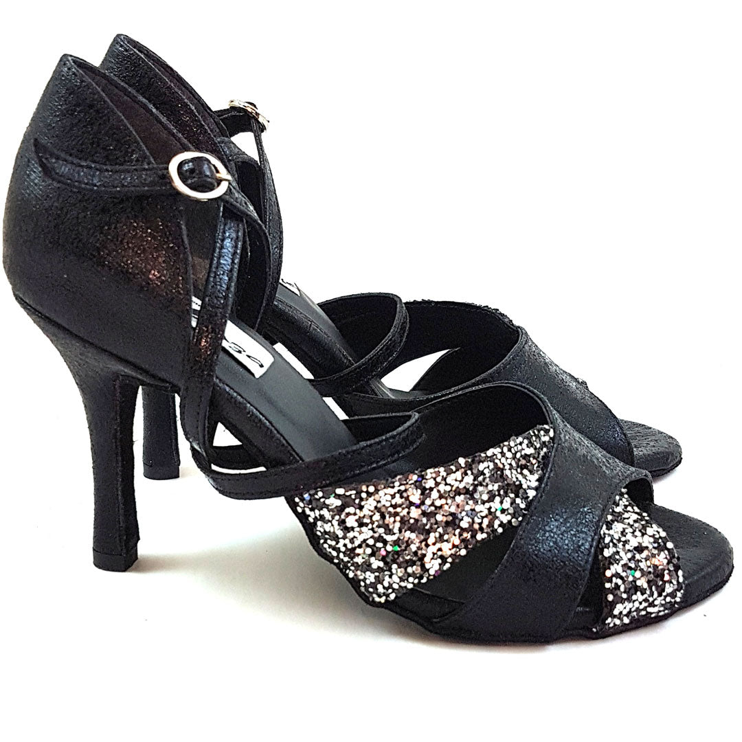 Dancing Queens ESP16 Tanzschuhe: Schwarze High Heels mit Fesselriemchen und silbernen Glitzer-Akzenten an der Spitze.