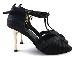Dancing Queens‘ Norma Tanzschuhe NS01-G01: schwarze Tanzschuhe mit metallischem Stilettoabsatz und Knöchelriemenanhänger.
