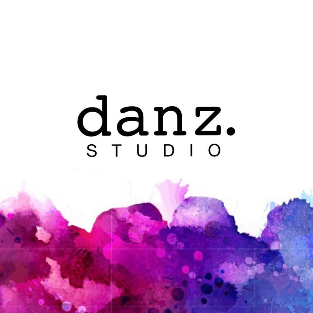 Das Logo „danz.studio“ von Tanzkurse zeigt violette und rosa Wasserfarben auf Weiß und ruft Wohlgefühl hervor.