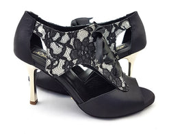 Die LIBRA Tanzschuhe von Dancing Queens sind schwarze Satin-Peep-Toe-Pumps mit Schleife, ideal für einen eleganten Look.