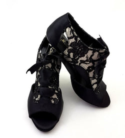 LIBRA Tanzschuhe in Schwarz Satin mit Masche von Dancing Queens, Peeptoe mit feiner Spitze und seitlichem Logo.