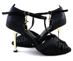 Tanzen Sie die ganze Nacht in den Norma Tanzschuhen NS01-G01 von Dancing Queens, schwarzen Riemchenschuhen mit Glitzer und goldenen Anhängern.
