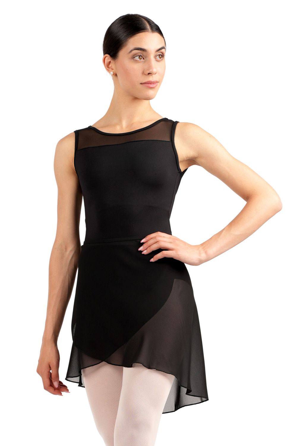 Eine Tänzerin in einem schwarzen Trikot und Rumpfs R3050 Chiffon-Wickelrock posiert mit der Hand auf der Hüfte und blickt zur Seite.
