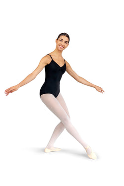Eine Balletttänzerin in Rumpfs schwarzem Spaghettiträger-Trikot R3102 und weißen Strumpfhosen posiert anmutig vor einem schlichten Hintergrund.