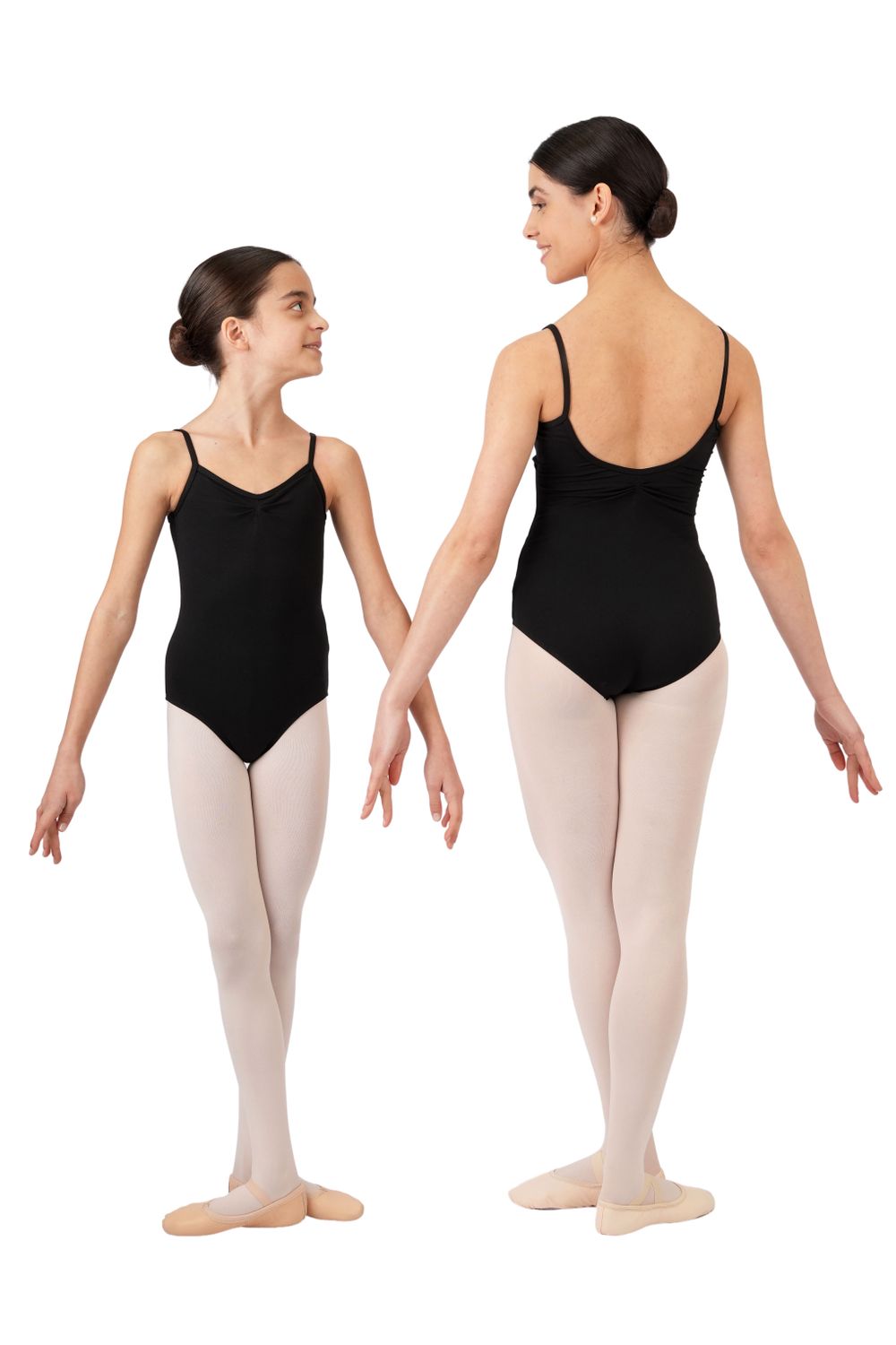 Zwei Tänzerinnen in schwarzen Rumpf R3102-Trikots und weißen Strumpfhosen stehen sich auf weißem Hintergrund gegenüber.