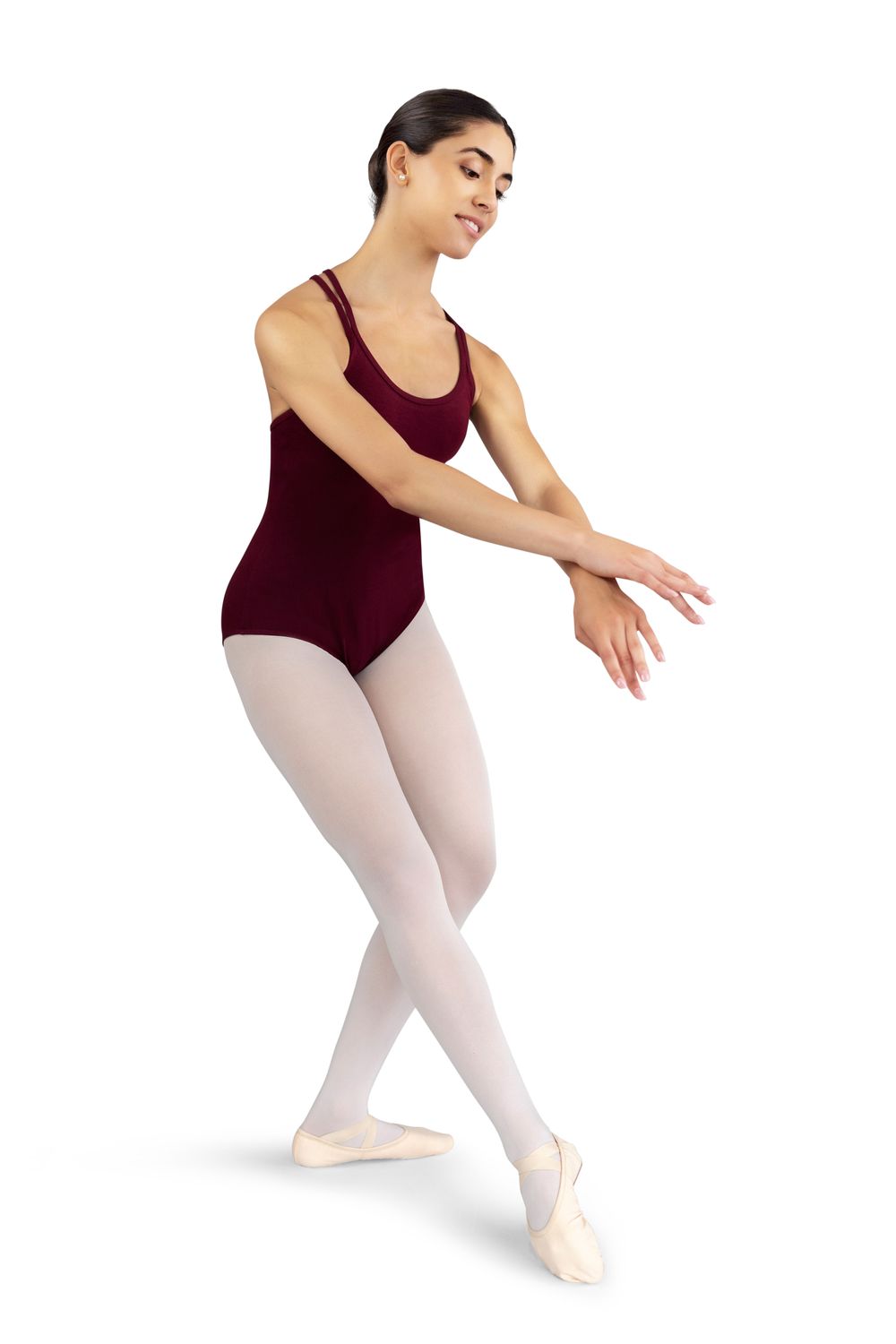 Eine Tänzerin im Rumpf R3103 Body in Bordeaux und weißen Strumpfhosen präsentiert den Ballettbody auf weißem Hintergrund.