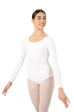 Der Rumpf R3104 Langarm-Body in Weiss kommt vor einem schlichten weißen Hintergrund elegant zur Geltung.