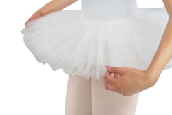 Nahaufnahme einer Ballerina, die ihr Rumpf R3105 Tutu und Body in Weiss vor einem weißen Hintergrund zurechtrückt.