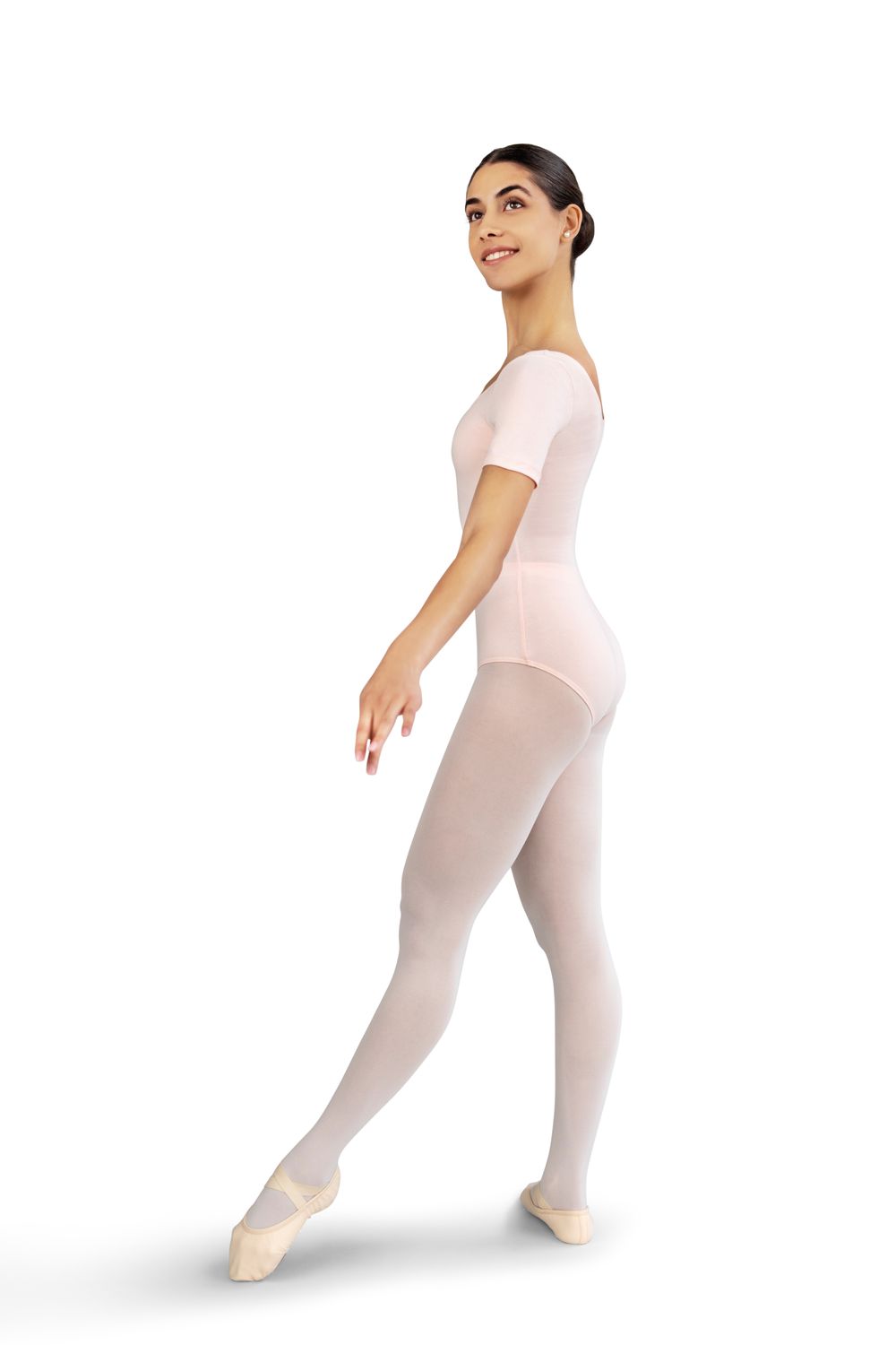 Eine Ballerina posiert anmutig in einem Rumpf R3100 Kurzarm-Body in Pink vor weißem Hintergrund.