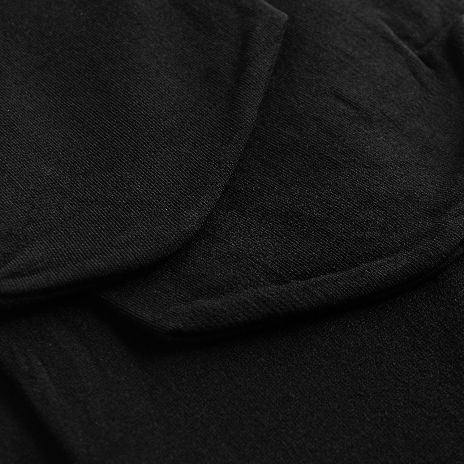 Nahaufnahme des überlappenden schwarzen Stoffes mit Nähten und Glanz, ähnlich der 108 Economy Ballettstrumpfhose in Schwarz von Rumpf.