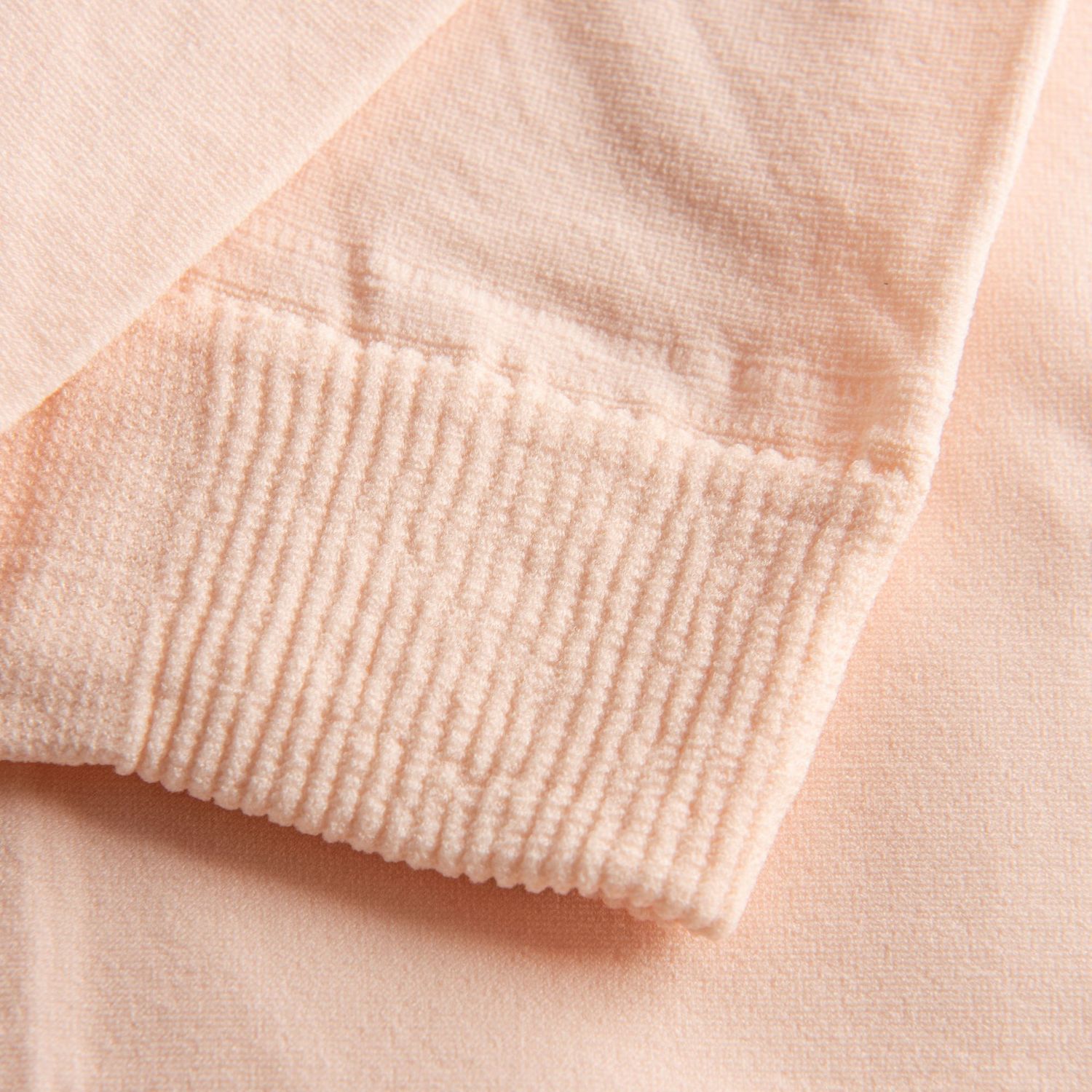 Nahaufnahme der Ballettstrumpfhose 108 Economy von Rumpf in Pink, aus weichem Stoff mit gerippten Bündchen.