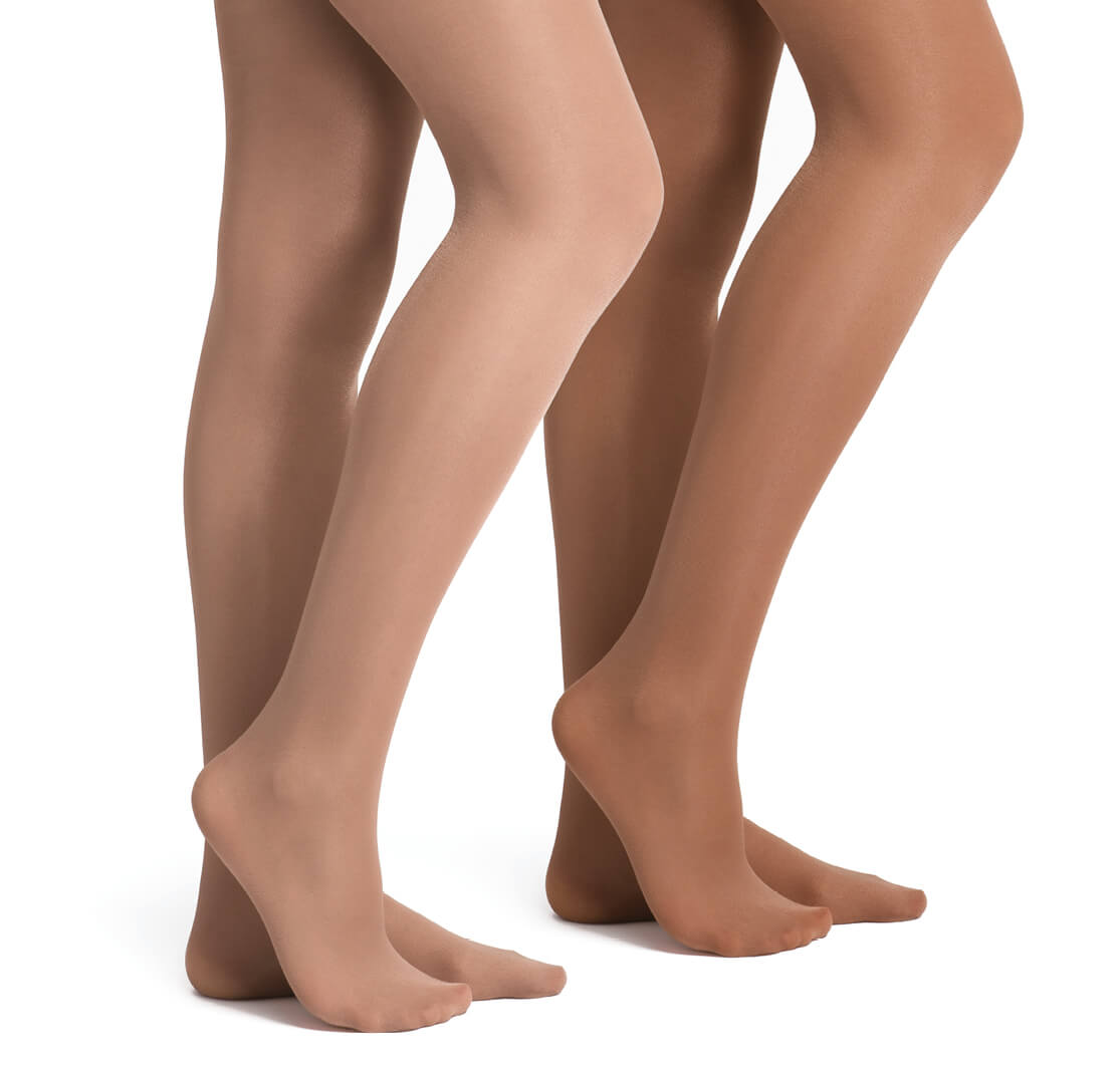 Zwei Paar Beine in Rumpf 120 Glanzstrumpfhose, Toastfarbe Strumpfhose auf weißem Hintergrund.